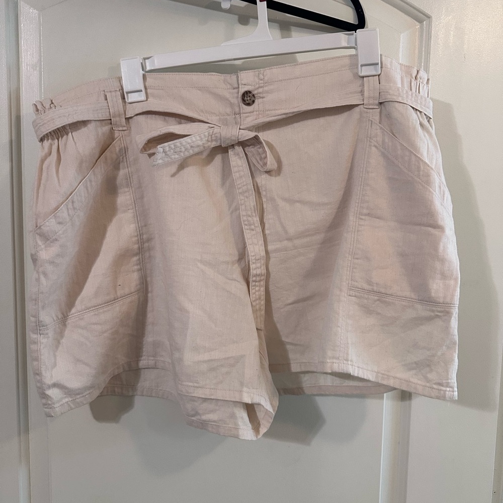 Old Navy Women's Tan Cargo Shorts